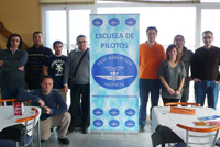El equipo de pasionporvolar.com con los instructores de la escuela de pilotos
